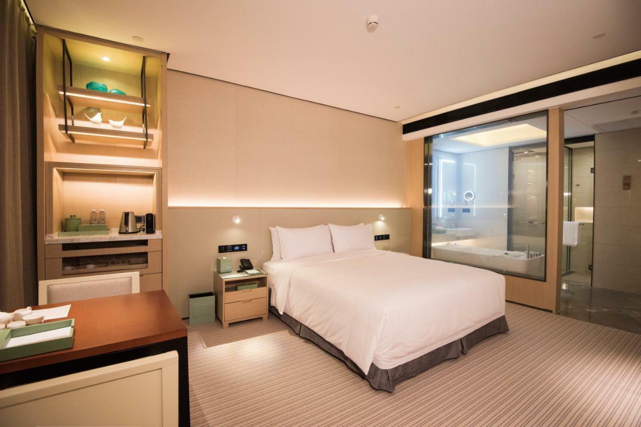 Virtuous World Hotel Foshan Bagian luar foto