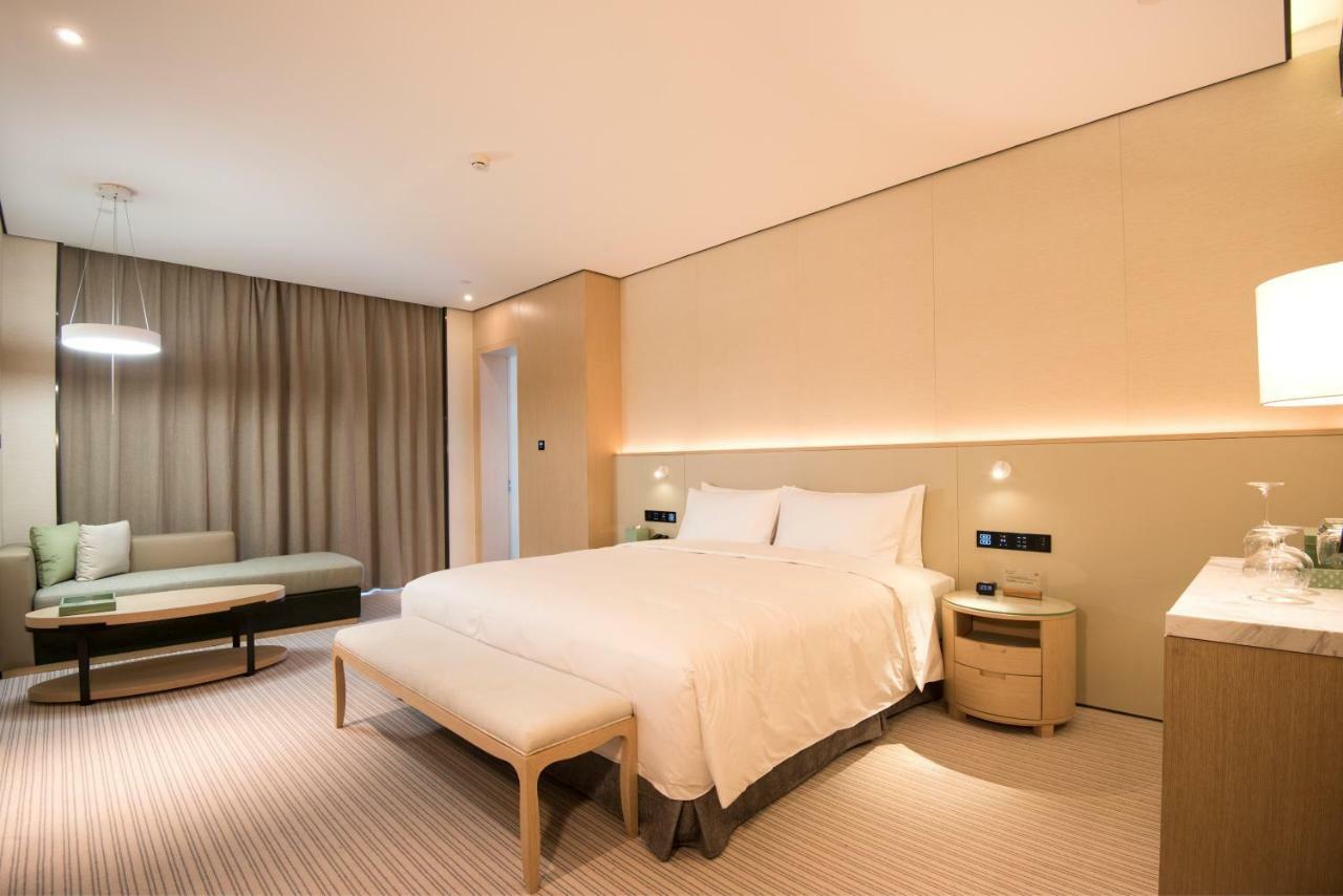 Virtuous World Hotel Foshan Bagian luar foto