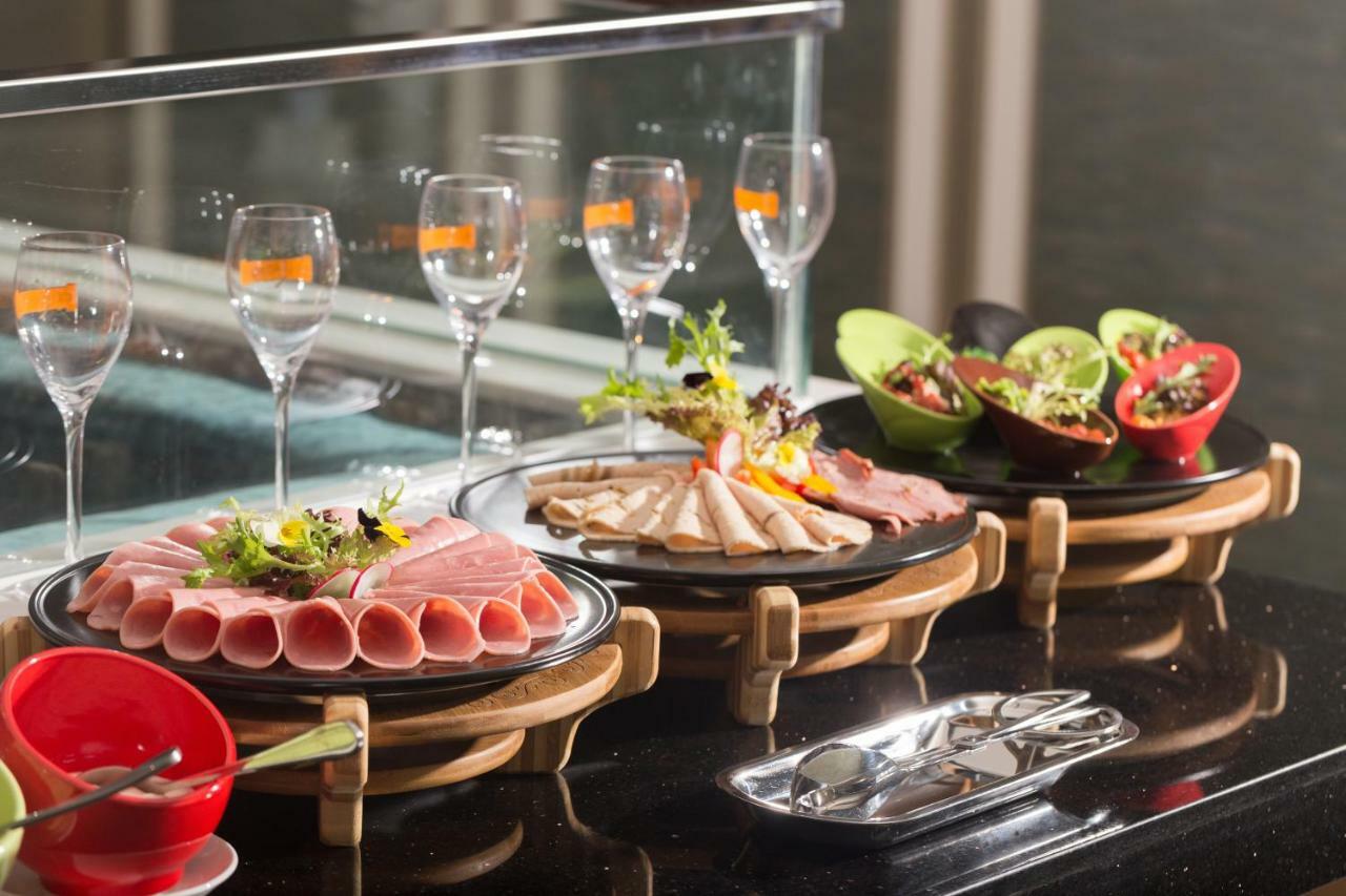 Virtuous World Hotel Foshan Bagian luar foto